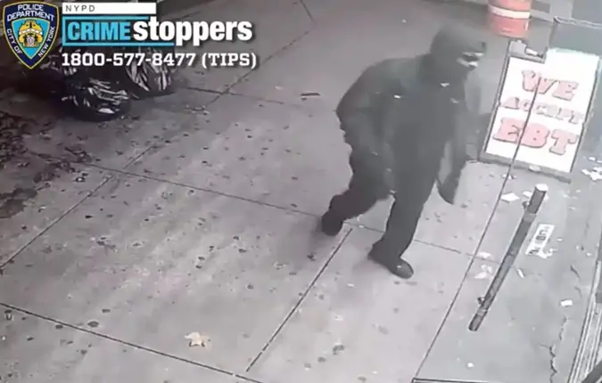 Afroamericano entra a bodega en El Bronx, dispara y hiere dos personas