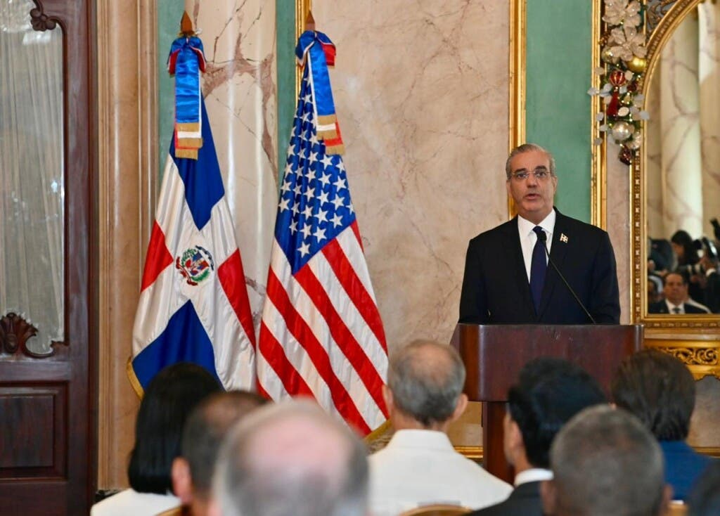 El presidente del Gobierno dominicano, Luis Abinader, en el momento que, anunciaba oficialmente, el permiso concedido a Estados Unidos para utilizar espacios restringidos de la Base Aérea de San Isidro y del Aeropuerto Internacional de Las Américas (AILA) para operaciones logísticas de aeronaves.