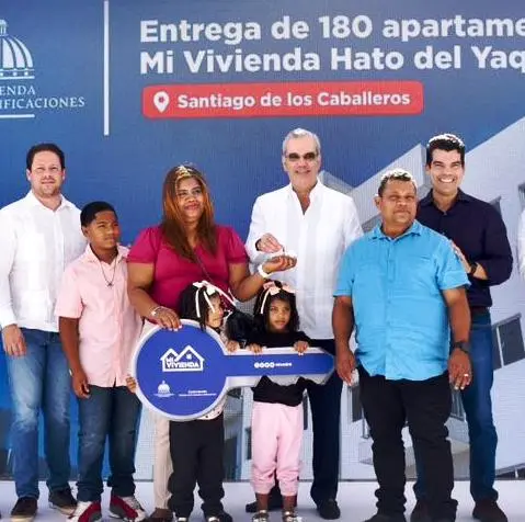 Abinader entrega viviendas y escuela en Hato del Yaque