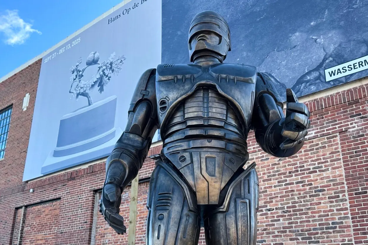RoboCop ya tiene su lugar en Detroit: la estatua que tomó 15 años en llegar