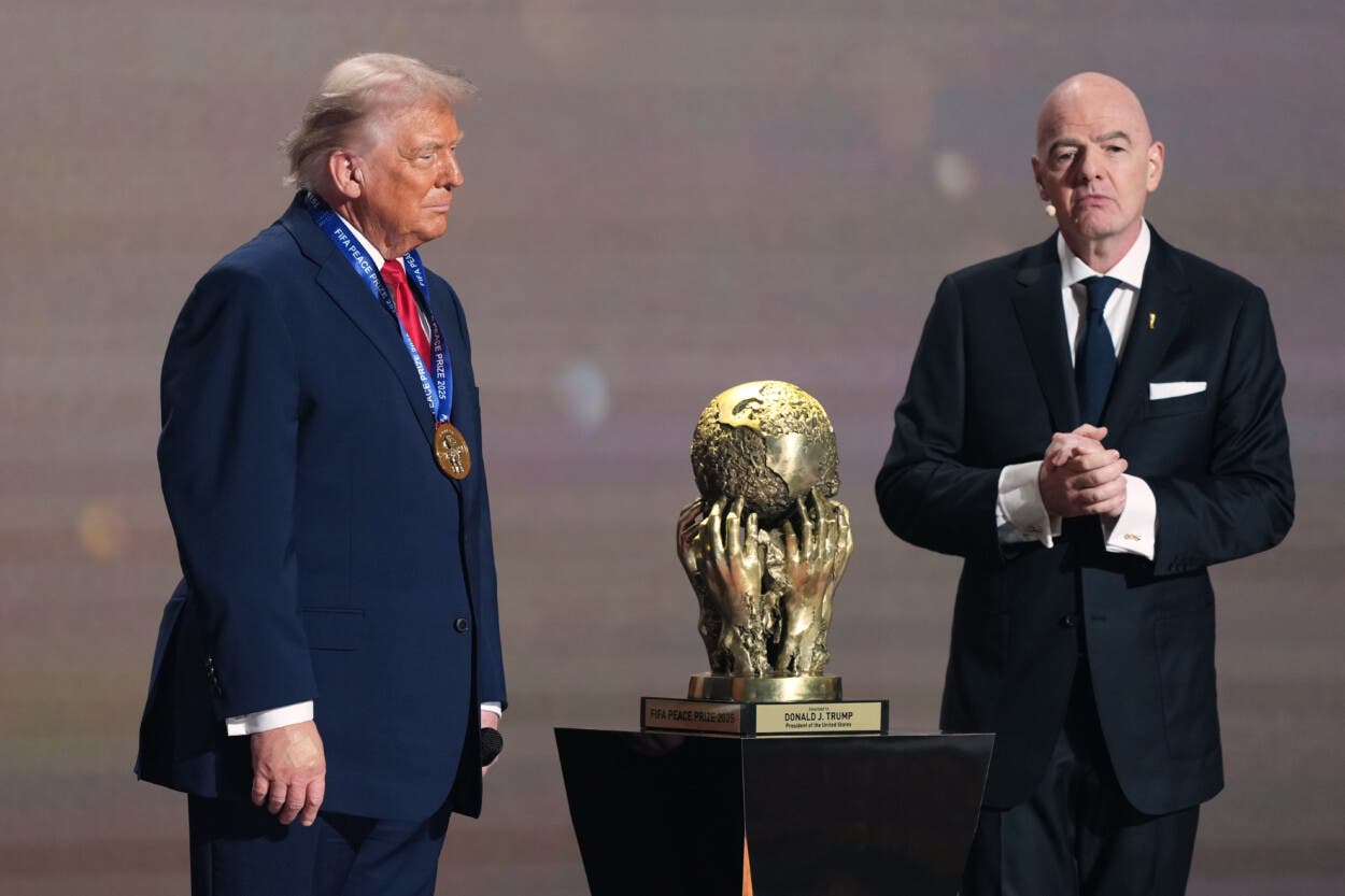Entregar premio de la paz a Trump desata denuncia contra Infantino en la FIFA