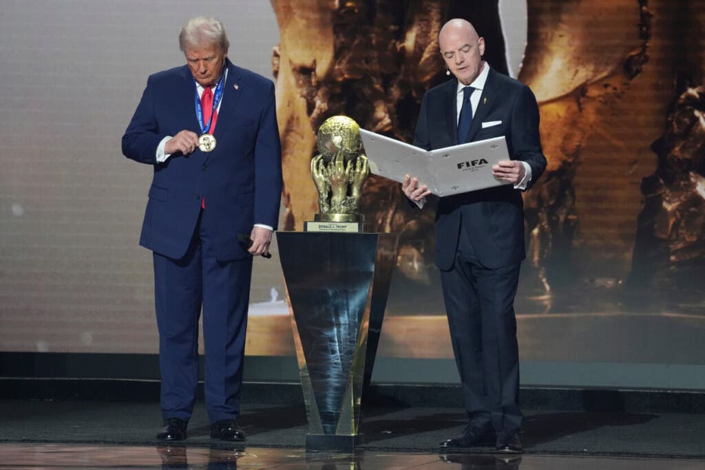 El presidente Donald Trump recibe el premio inaugural a la Paz de la FIFA de manos del presidente del organismo Gianni Infantino el viernes 5 de diciembre del 2025. (AP Foto/Evan Vucci)