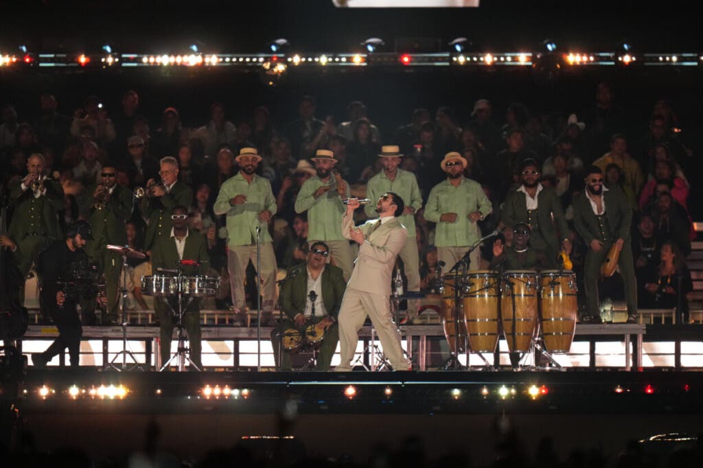 El músico puertorriqueño Bad Bunny se presenta en concierto durante su gira "DeBÍ TiRAR MáS FOTOS" en la Ciudad de México, el miércoles 10 de diciembre de 2025. (Foto AP/Eduardo Verdugo)