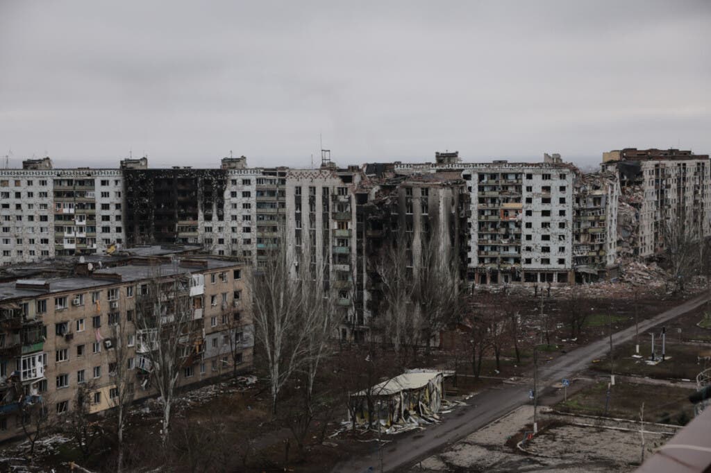 En esta foto tomada el sábado 20 de diciembre de 2025 y proporcionada por el servicio de prensa de la 24ª Brigada Mecanizada de Ucrania, se ven edificios en ruinas en la ciudad de Kostyantynivka, en la región de Donetsk, Ucrania. (Foto, Oleg Petrasiuk/24ª Brigada Mecanizada de Ucrania vía AP)
