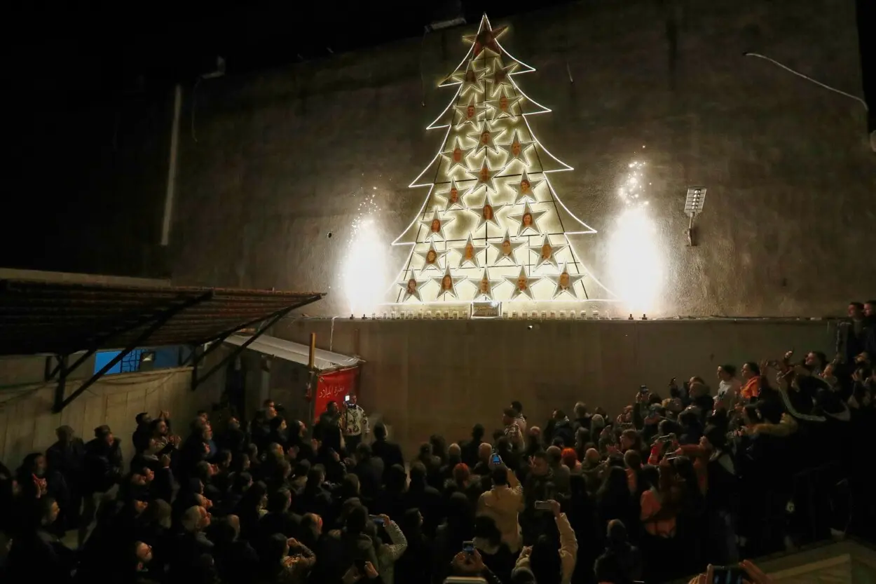 Fieles cristianos en Dweil’a, Siria celebran la Navidad y honran a héroes del atentado de junio