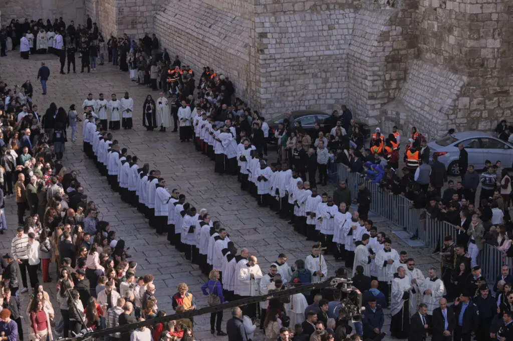 Procesión católica junto a la Iglesia de la Natividad, tradicionalmente considerada el lugar de nacimiento de Jesús, en Nochebuena, en Belén, Cisjordania, el miércoles 24 de diciembre de 2025. (Foto AP/Mahmoud Illean)