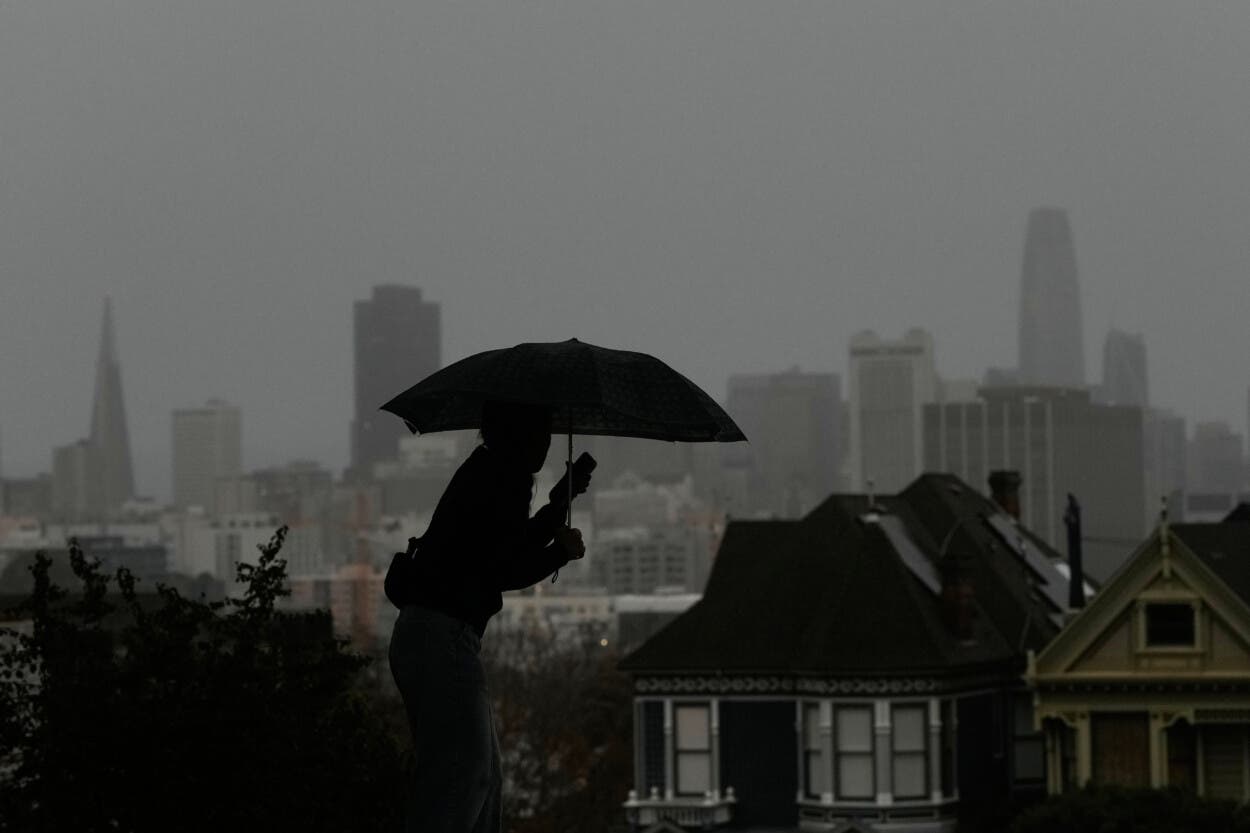 Fuerte tormenta invernal azota el sur de California y complica desplazamientos por Navidad