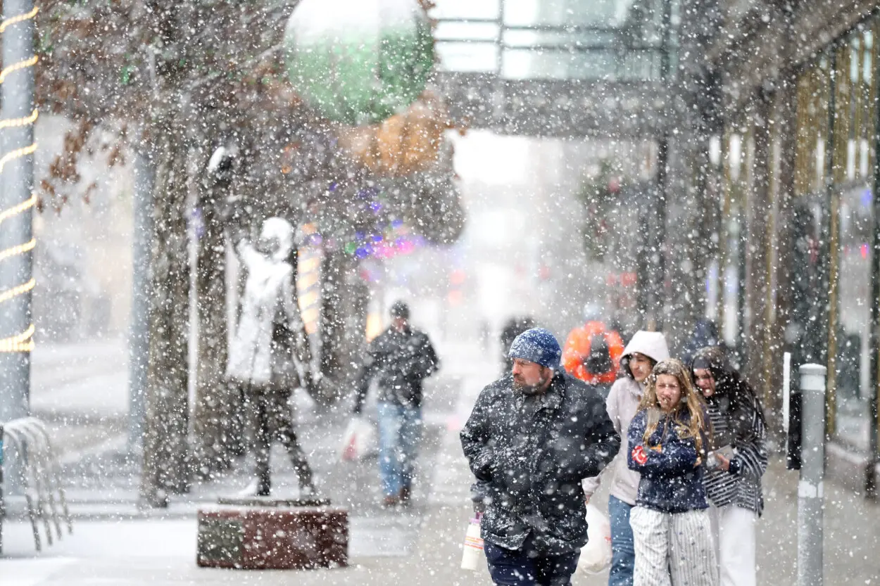 Tormenta invernal provoca ventiscas, frío intenso y riesgos al viajar en el centro-norte de EE.UU.