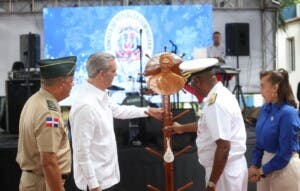 Abinader promete mejorar condiciones de vida y equipamiento de los militares