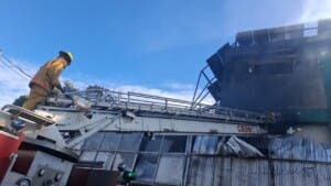 Bomberos rendirán informe sobre causas de incendio en ferretería San Miguel