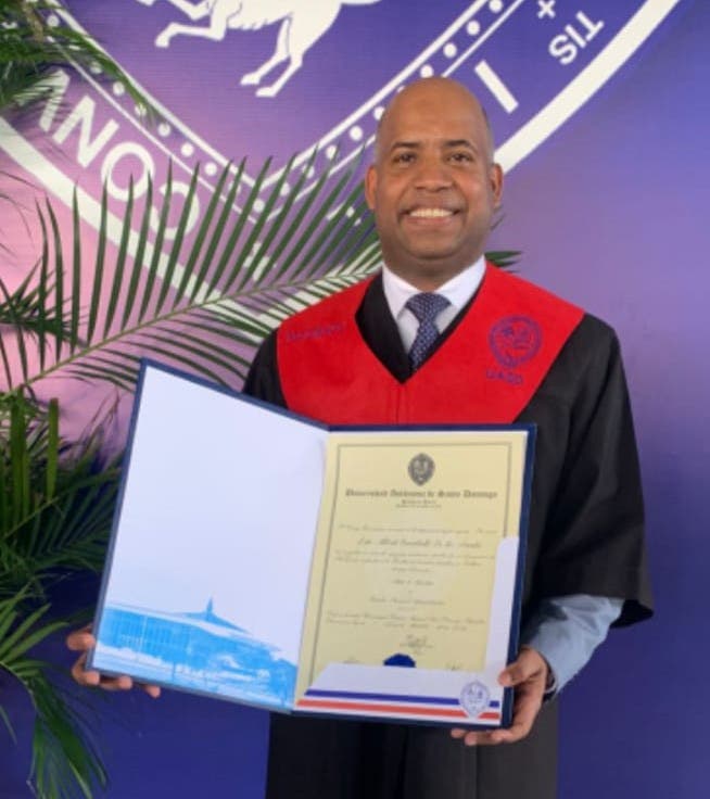 Luis Caraballo recibe máster en Derecho Administrativo