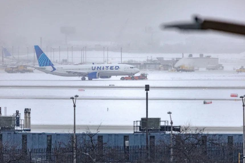 Cancelaciones y retrasos masivos de vuelos por tormenta invernal en noreste de Estados Unidos