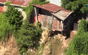 Viviendas en peligro de colapso en Arroyo Hondo Abajo por deslizamientos de tierra en Santiago