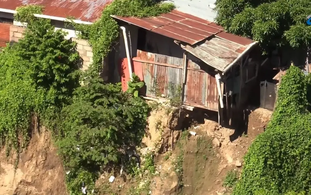 Viviendas en peligro de colapso en Arroyo Hondo Abajo por deslizamientos de tierra en Santiago