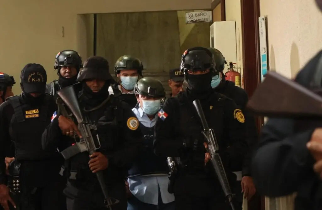 Imputados del caso Senasa cuando eran llevados al tribunal para la medida de coerción. Este sábado la Procuraduría General de la República reveló que investigan varias cadenas de farmacias vinculadas al desfalco millonario en la ARS estatal./Foto Chaimy Soriano