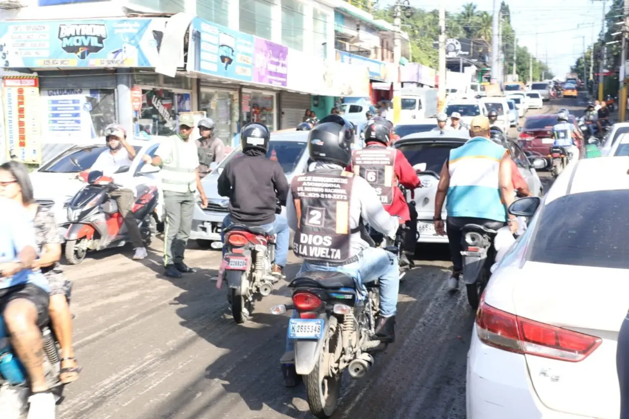 Choferes de Los Girasoles bloquean la avenida Monumental en demanda de reparación de la vía