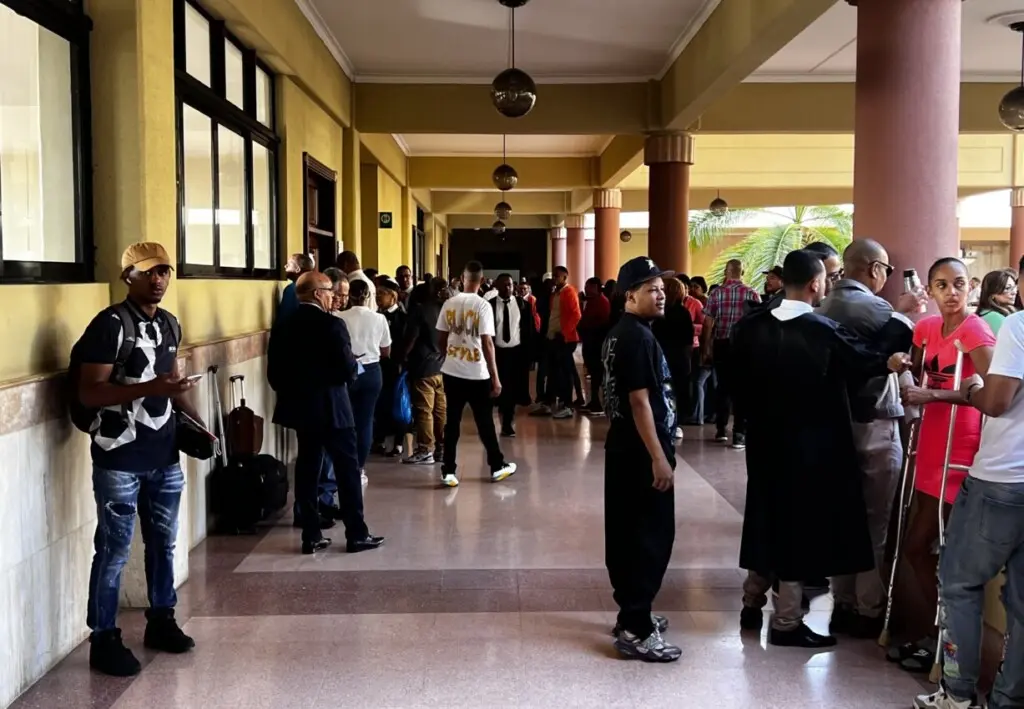Varias personas acudieron en la mañana al Palacio de Justicia de Santiago para presencial la coerción contra los directivos del colegio Da Vinci por el fallecimiento de la estudiante Stephora Joseph