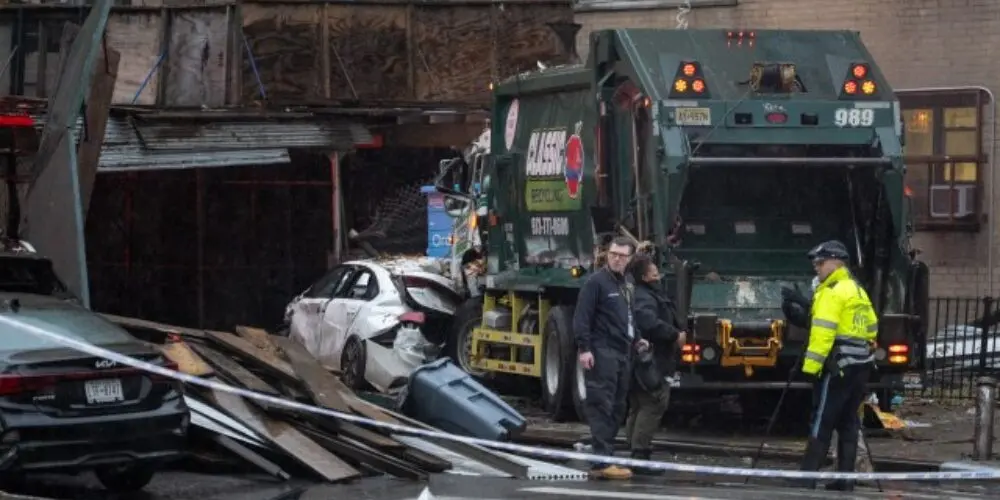 Muere una mujer en Nueva York tras estrellarse un camión de la basura contra un andamio
