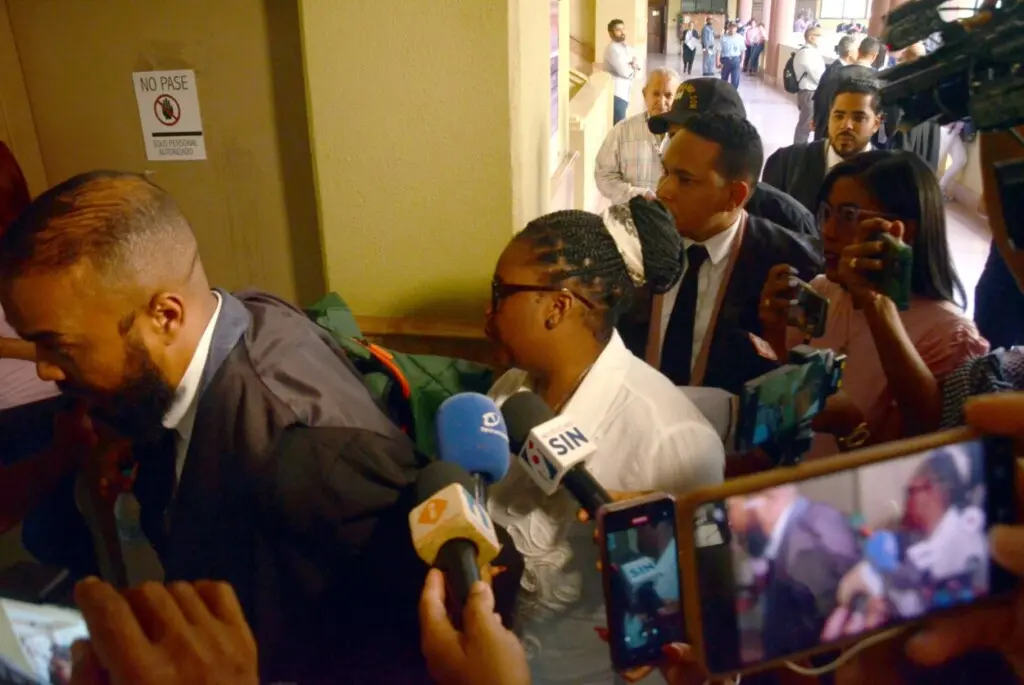 Llegada de la madre de Stephora, la señora Lovely Joseph al tribunal para la audiencia de medida de coerción. El abogado Miguel Díaz había solicitado la variación de la coerción de garantía económica por prisión preventiva para los imputados./Foto Javier Balbuena