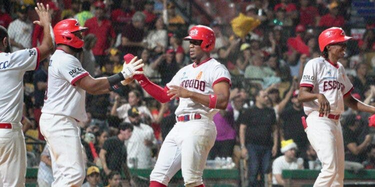 Victoria del Escogido se consolida tras un crucial rally ofensivo en la séptima entrada