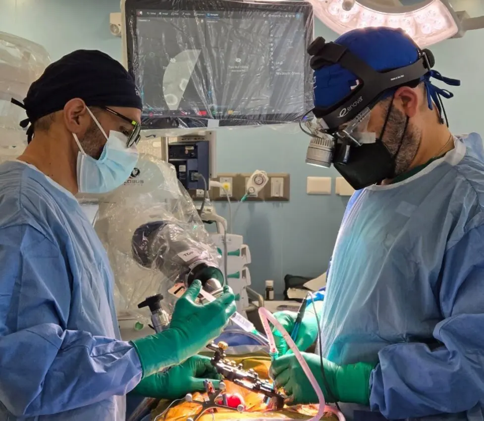 Histórico avance médico: cirugía robótica de columna se realiza por primera vez en el país