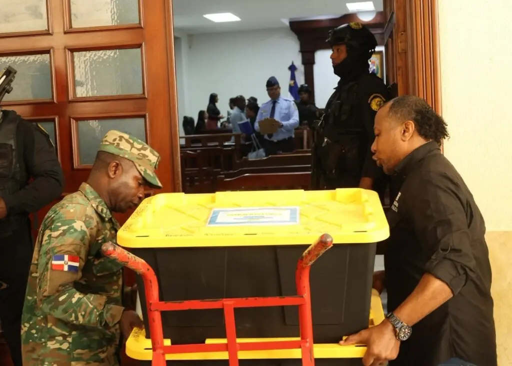 Envases con evidencias del presunto fraude en Senasa son llevadas al tribunal para el conocimiento de la medida de coerción./Foto Chaimy Soriano