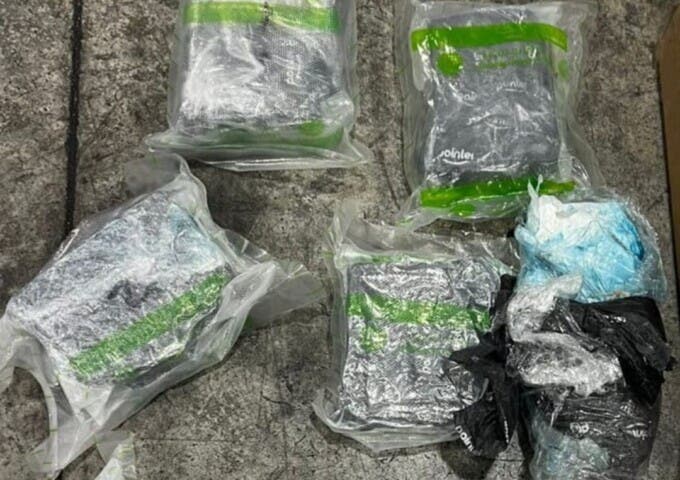 Confiscan 8 paquetes de cocaína en el AILA: autoridades investigan envío hacia España
