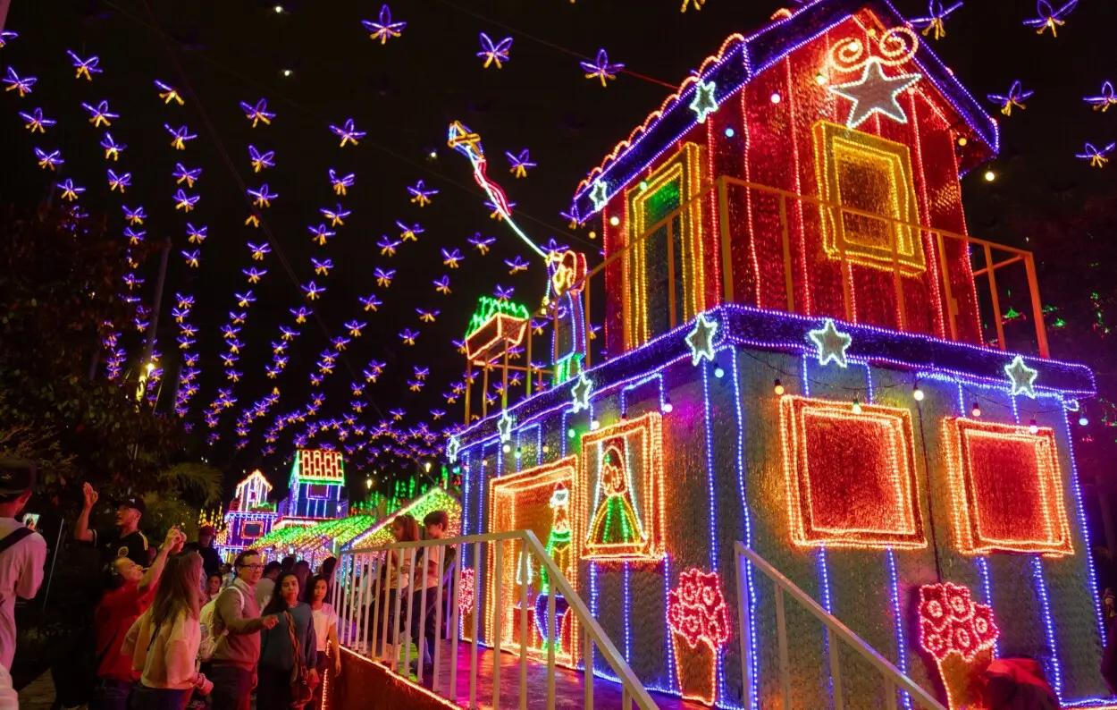 Alumbrados de Medellín: la Navidad al aire libre que enamora a visitantes de República Dominicana