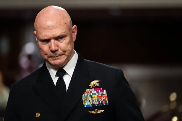 Almirante Bradley niega responsabilidad en ataque letal a narcotraficantes