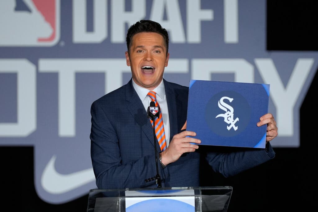 Greg Amsinger, presentador de MLB Network, anuncia que los Medias Blancas de Chicago tendrán la primera selección del draft durante una transmisión en las reuniones invernales de las Grandes Ligas de Béisbol, el martes 9 de diciembre de 2025, en Orlando, Florida. (Foto AP/John Raoux)