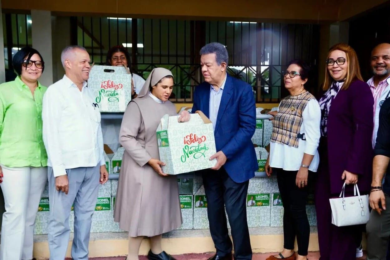 Leonel Fernández entrega raciones alimenticias a sectores vulnerables en Santo Domingo