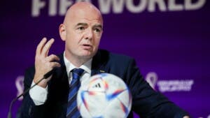 Gianni Infantino bajo fuego por apoyo a Donald Trump y altos precios de boletos