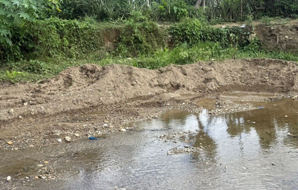 La foto presenta las pilas de arenas, las cuales son comunes, que luego son retiradas por camiones volteos del municipio, según denuncia activista de la comunidad.