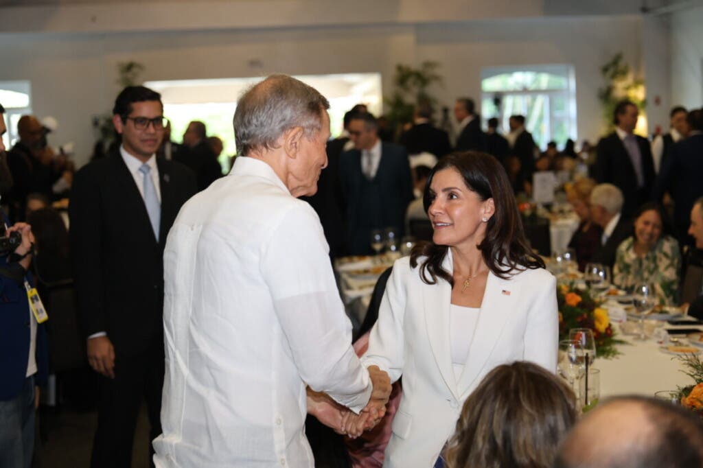 La embajadora de los Estados Unidos en la República Dominicana, Leah Francis Campos saluda al canciller dominicano Roberto Álvarez.  / Fuente externa.