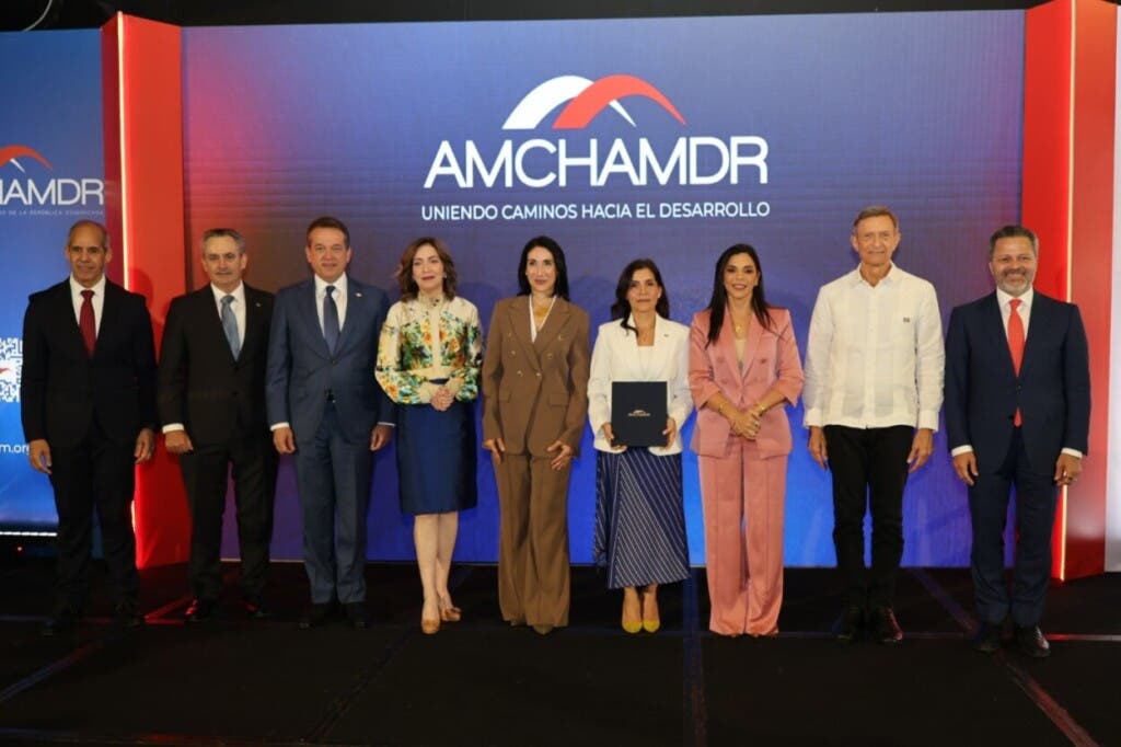 La embajadora de los Estados Unidos en la República Dominicana, Leah Francis Campos posa junto a la primera dama, Raquel Arbaje, funcionarios y empresarios en la AMCHAMDR.  / Fuente externa.