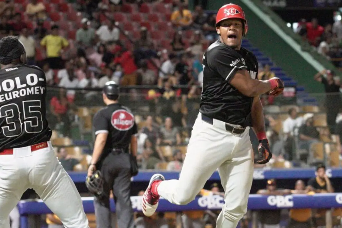 Jonrón de Severino marca el regreso de Leones en triunfo sobre Águilas