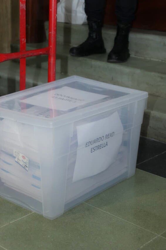 Una de las cajas que la defensa de Read Estrella presenta como pruebas de arraigo y colaboración con el Ministerio Público en el caso SENASA./Foto Olga Lidia