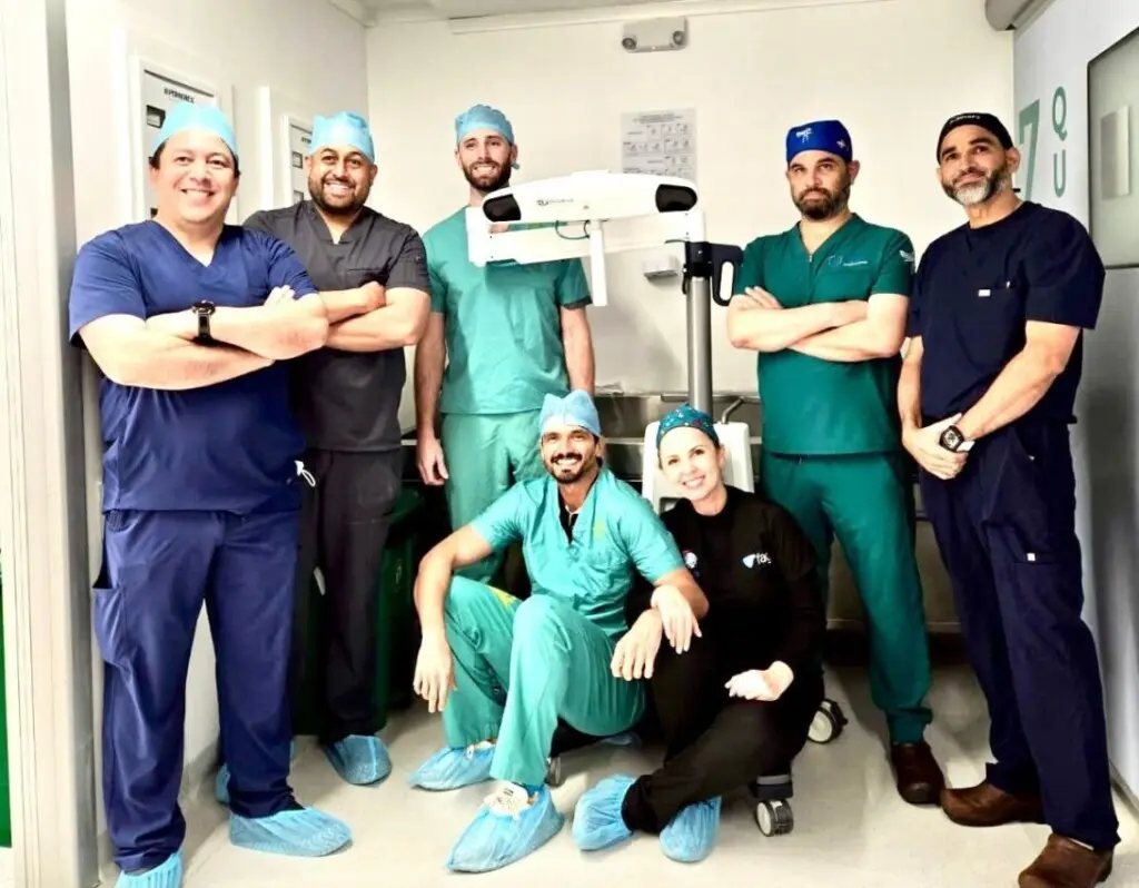 Médicos actuantes en la primera cirugia robótica de columna realizada en el país por la Clínica Unión Médica del Norte/Foto fuente externa