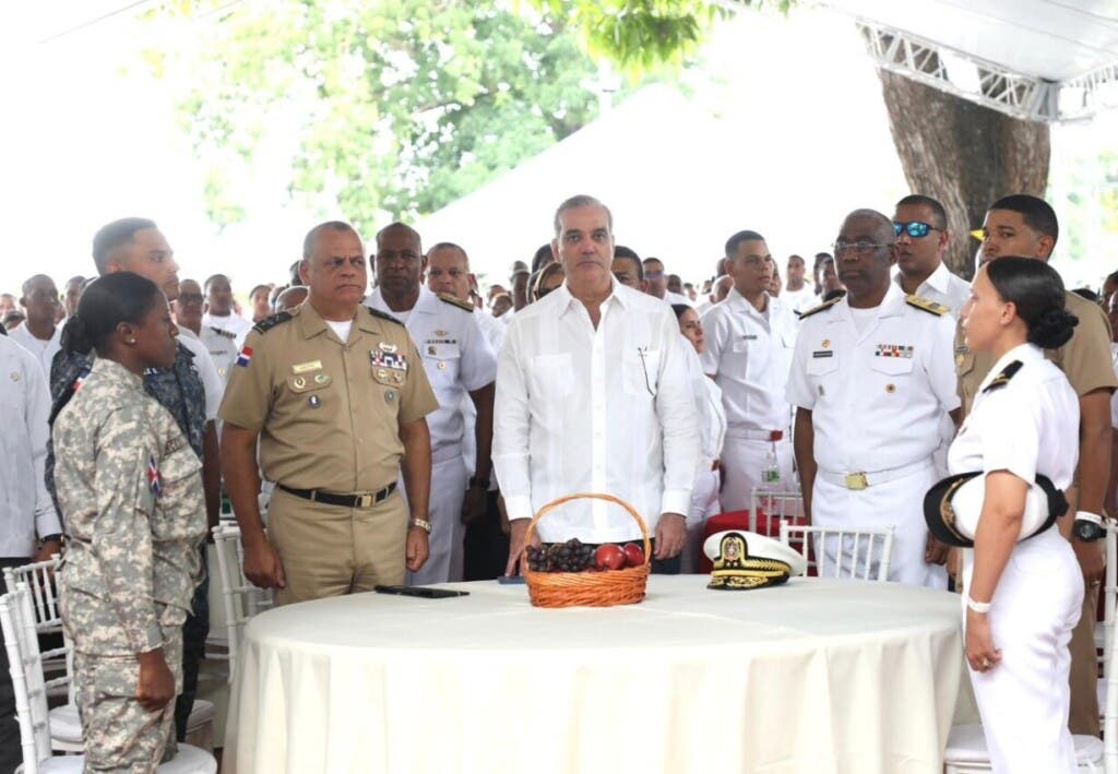 El presidente Luis Abinader durante el encuentro con militares y alistados de la Armada Dominicana y la Fuerza Aérea.