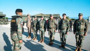 Alto mando militar anuncia ascensos y beneficios durante visita a provincias fronterizas