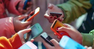 Promulgan ley obliga plataformas advertir a menores efectos negativos en salud mental