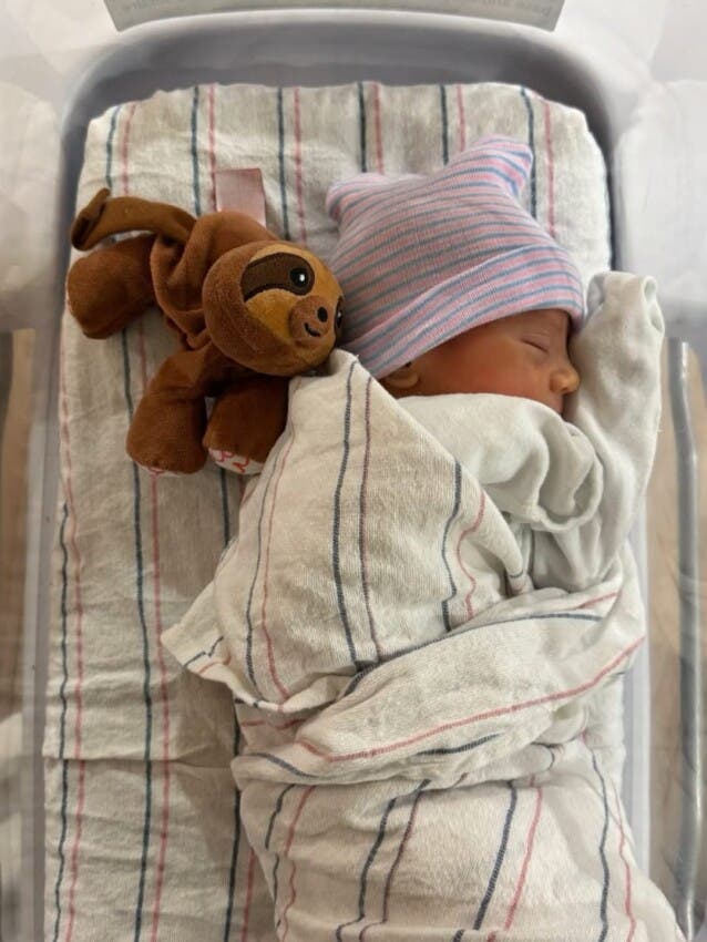 Enrique Iglesias y Anna Kournikova dan la bienvenida a su cuarto hijo