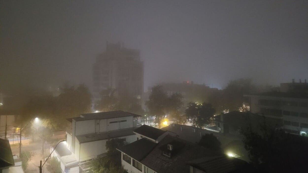 Santiago amanece entre neblina: Precauciones para conductores