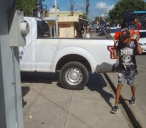 Residentes de Barrio Nuevo denuncian peligro por vehículos policiales en la acera