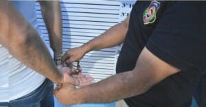 Hombre captado con arma en pelea en BlueMall se entrega a la PN