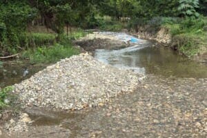 Activista acusa a alcalde de permitir extracción ilegal y alerta sobre daño al río Los Jengibres