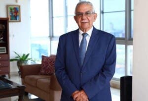 Abinader creará comisión para reforzar controles en SeNaSa; designará a Arismendi Díaz Santana