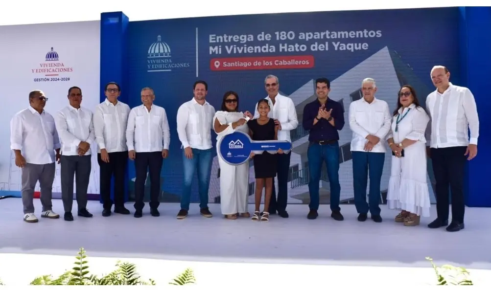Abinader inaugura 180 viviendas en Santiago