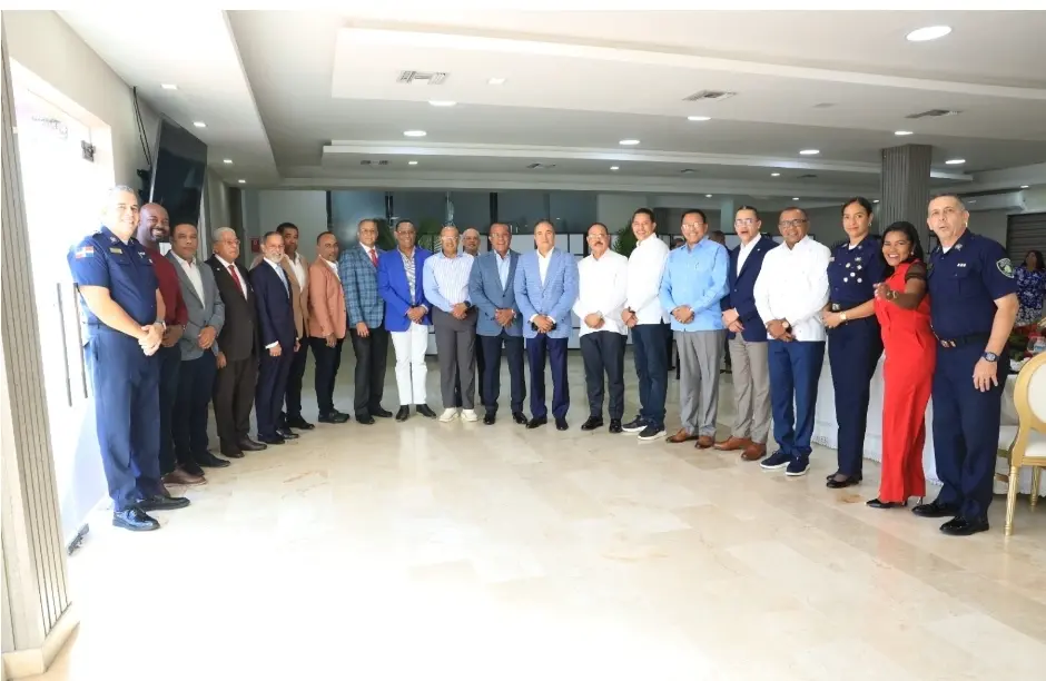 PN realiza almuerzo de confraternidad con ex jefes y ex directores generales