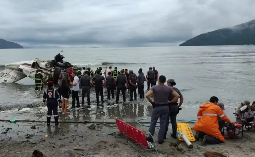 Muere piloto de un avión ultraligero tras accidente frente a la playa más famosa de Brasil